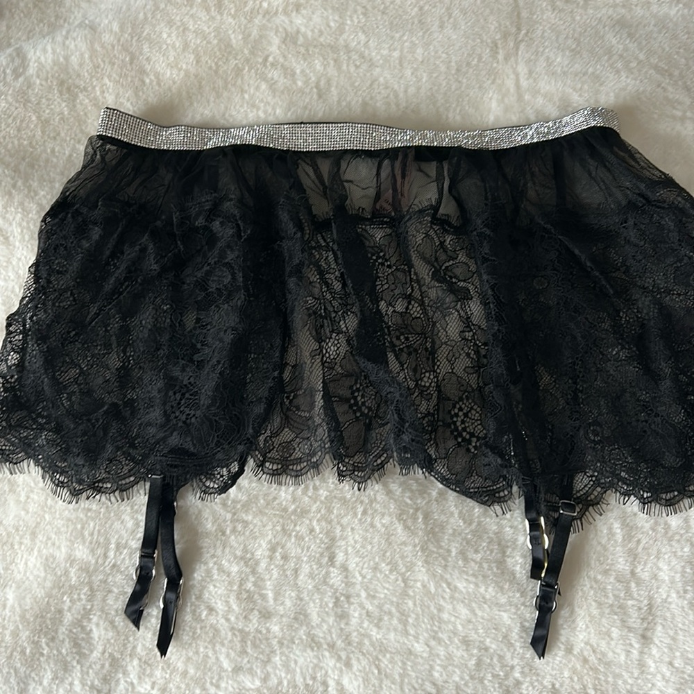 VS lace and sparkles skirt garter